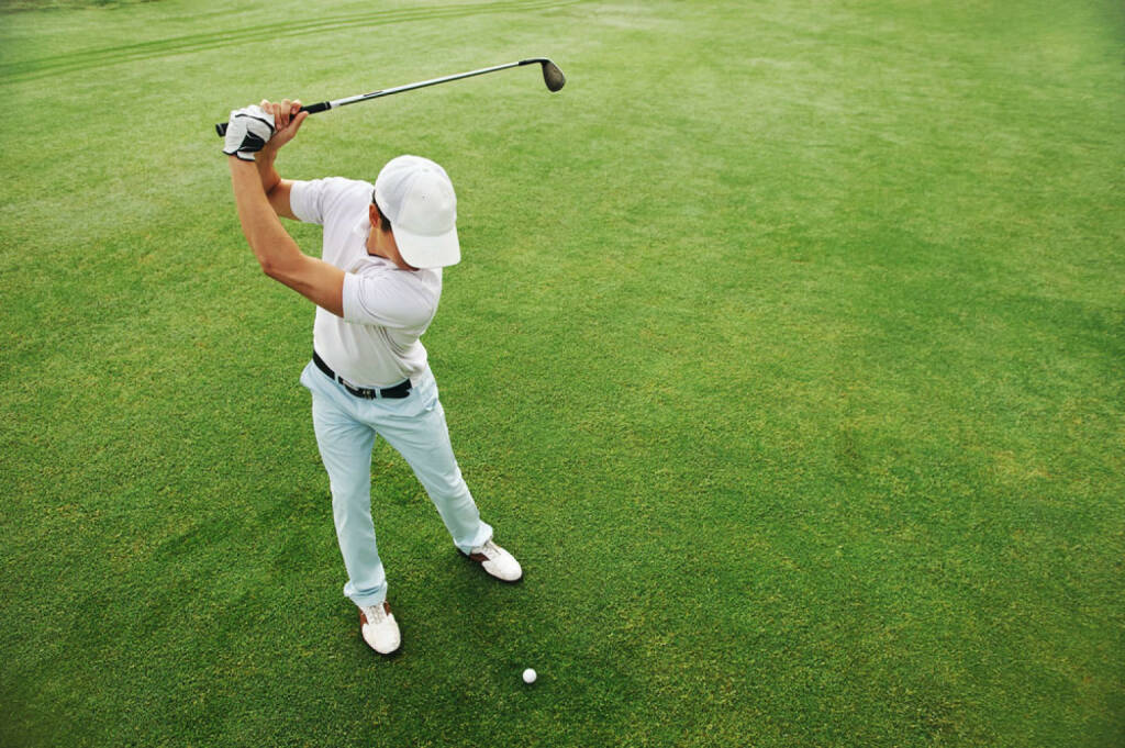 Golf, Abschlag, Schlag, http://www.shutterstock.com/de/pic-193384094/stock-photo-high-overhead-angle-view-of-golfer-hitting-golf-ball-on-fairway-green-grass.html?  (05.07.2014) 