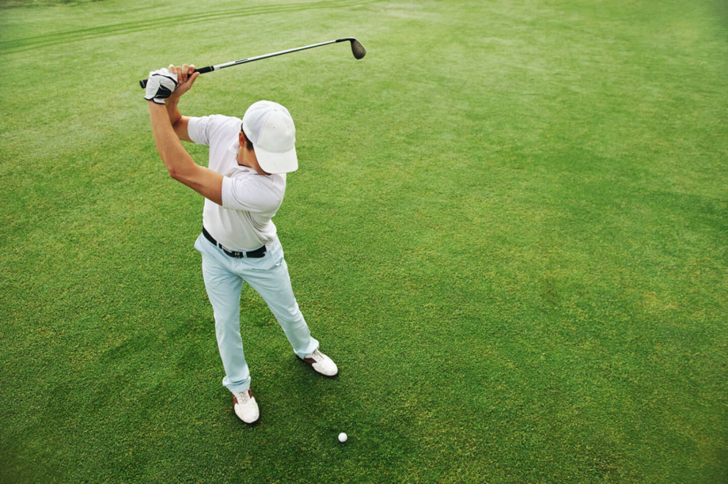 Golf, Abschlag, Schlag, http://www.shutterstock.com/de/pic-193384094/stock-photo-high-overhead-angle-view-of-golfer-hitting-golf-ball-on-fairway-green-grass.html? 