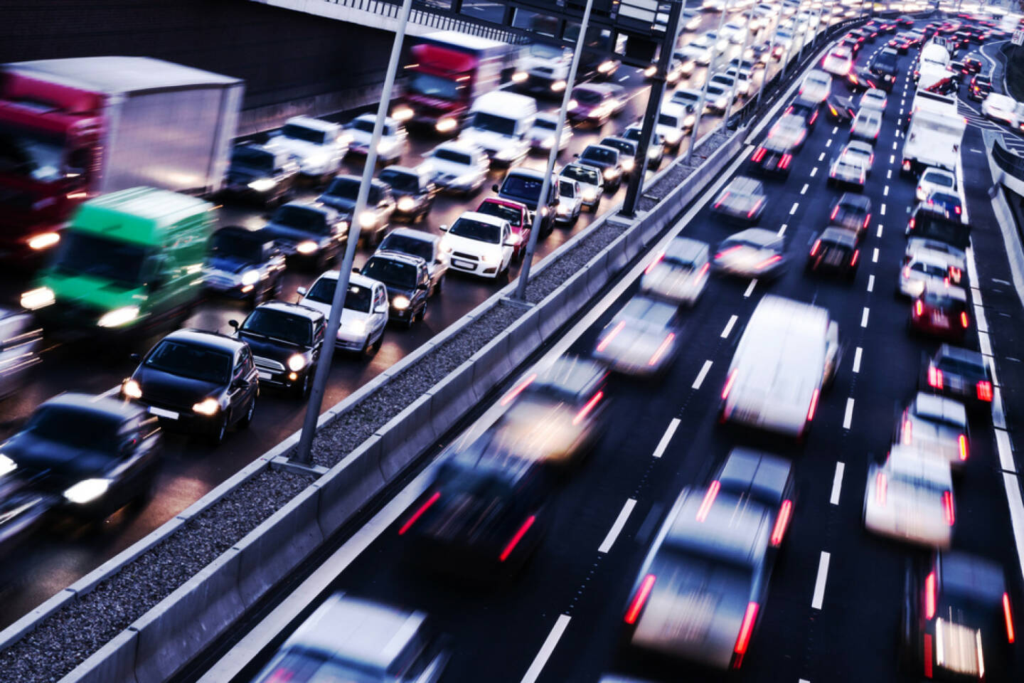 Auto, Stau, Autobahn, http://www.shutterstock.com/de/pic-147888404/stock-photo-congestion-on-a-higway-on-rush-hour-time.html 