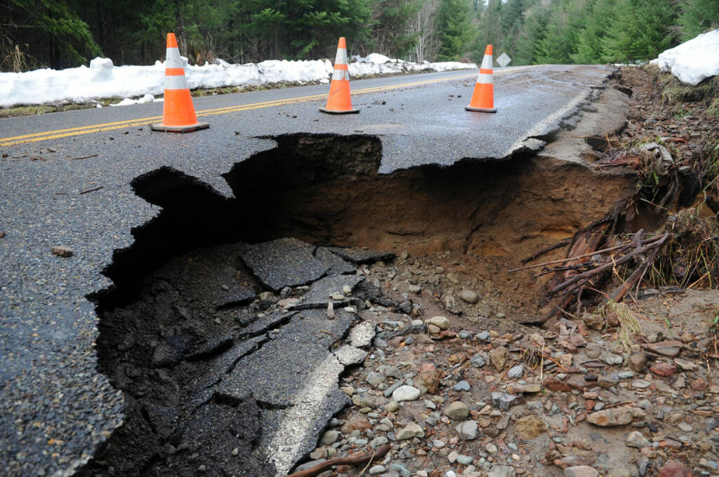 Erdrutsch, Schaden, Straße, Mure, http://www.shutterstock.com/de/pic-160612325/stock-photo-damaged-roadway.html , © (www.shutterstock.com) (06.07.2014) 