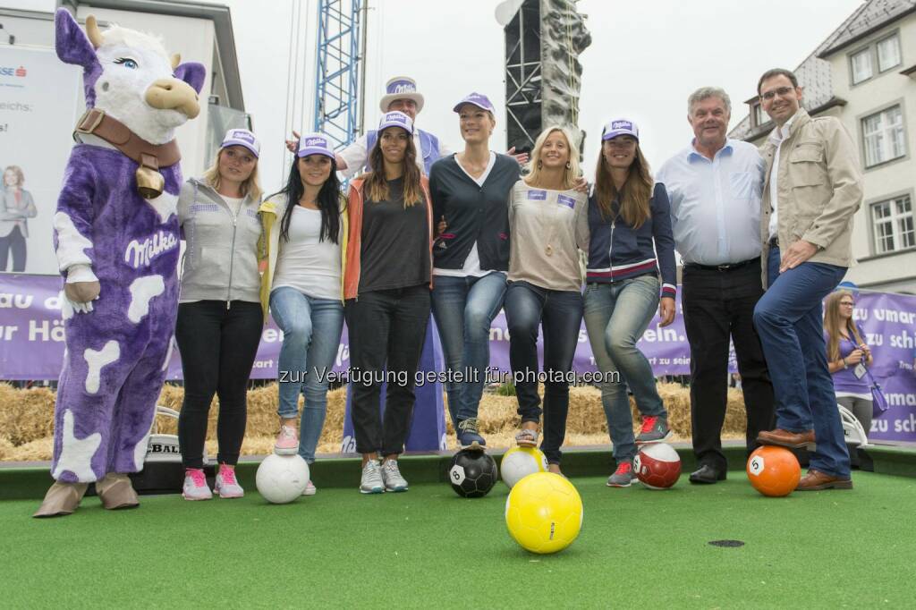 Das Milka Schokofest mit den Skistars:Tessa Worley, Elena Curtoni, Sarka Strachova, Maria Höfl-Riesch, Michaela Kirchgasser, Tina Maze, Bürgermeister von Bludenz Mandi Katzenmayer und Landeshauptmann Marlus Wallner: Die Ski Stars radelten gemeinsam mit Mitarbeitern von Mondelez International ganze 115 Kilometer von Zürich nach Bludenz zum Milka Schokofest. Dabei wollte die sportliche Gruppe auf Cocoa Life - die Nachhaltigkeitsinitiative von Mondelez International - aufmerksam machen. Cocoa Life hat unter anderem zum Ziel, die Arbeits- und Lebensbedingungen der Kakao-Bauern nachhaltig zu verbessern., © Aussendung (06.07.2014) 