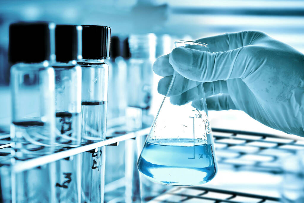 Labor, Chemie, Biotech, Pharma, Handschuh, Experiment http://www.shutterstock.com/de/pic-199033223/stock-photo-flask-in-scientist-hand-with-test-tube-in-rack.html (Bild: shutterstock.com) (07.07.2014) 