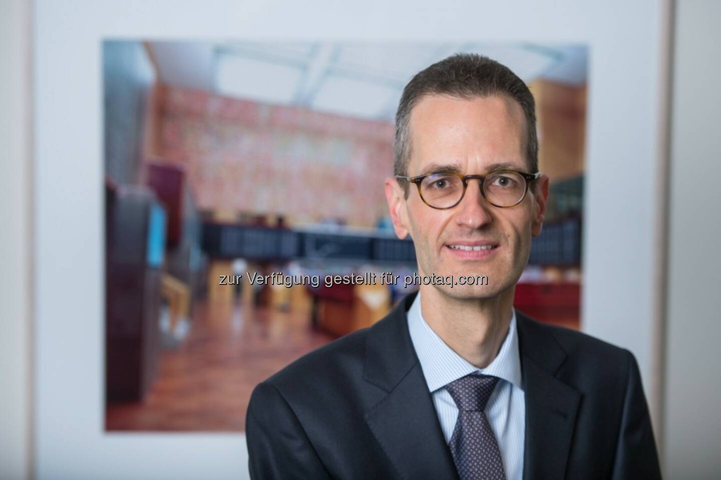 „Wir bleiben zumindest solange im Aktienmarkt investiert, bis die (Über)Bewertung extreme Ausmaße annimmt“, sagt Ernst Konrad. In den aktuellen Makroperspektiven erklärt der Geschäftsführer der Eyb & Wallwitz Vermögensmanagement GmbH und Fondsmanager der Phaidros Funds seine Sichtweise auf die aktuelle Lage an den Finanz- und Kapitalmärkten.

Laut Konrad häufen sich über die letzten Wochen die guten Nachrichten für die Finanzmärkte in einem Maße, wie es noch vor kurzer Zeit kaum vorstellbar gewesen wäre. „Der DAX und der S&P 500 verzeichnen mit 10.000 Punkten beziehungsweise mit 1.950 Punkten neue Rekordstände. Doch wie lange wird diese Entwicklung noch anhalten?“, fragt Konrad.

Das Ende eines mehrjährigen Haussezyklus würde an den Aktienmärkten in der Regel durch eines der folgenden Ereignisse eingeläutet werden: anziehende Inflationsraten, eine Bankenkrise mit Kreditklemme oder eine krasse Überbewertung. Konrad erwartet nicht unmittelbar das Wiederaufleben einer Bankenkrise und konzentriert sich daher auf den ersten und dritten Fall.