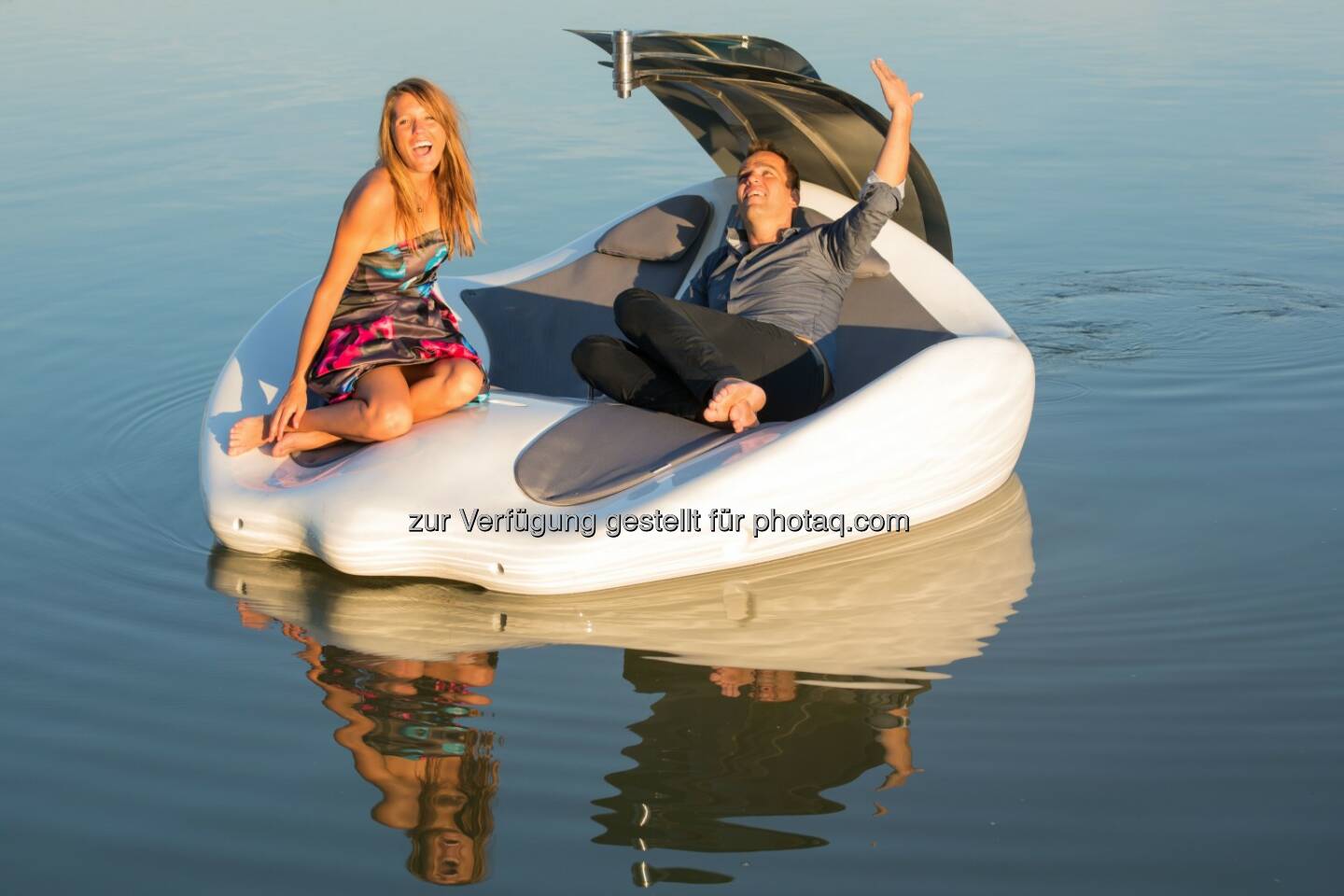 Chilli Island: Schwimmende Innovation aus Österreich sticht in See: Die Chilli Island vereint die Vorzüge von Beach-Toy, Badeinsel und Elektroboot und ist sowohl für Privatkunden als auch für kommerzielle Betreiber konzipiert, fasste Jung-Unternehmerin Alexandra Kraft die Vorzüge des Designkörpers anlässlich der Jungfernfahrt am Wochenende zusammen.