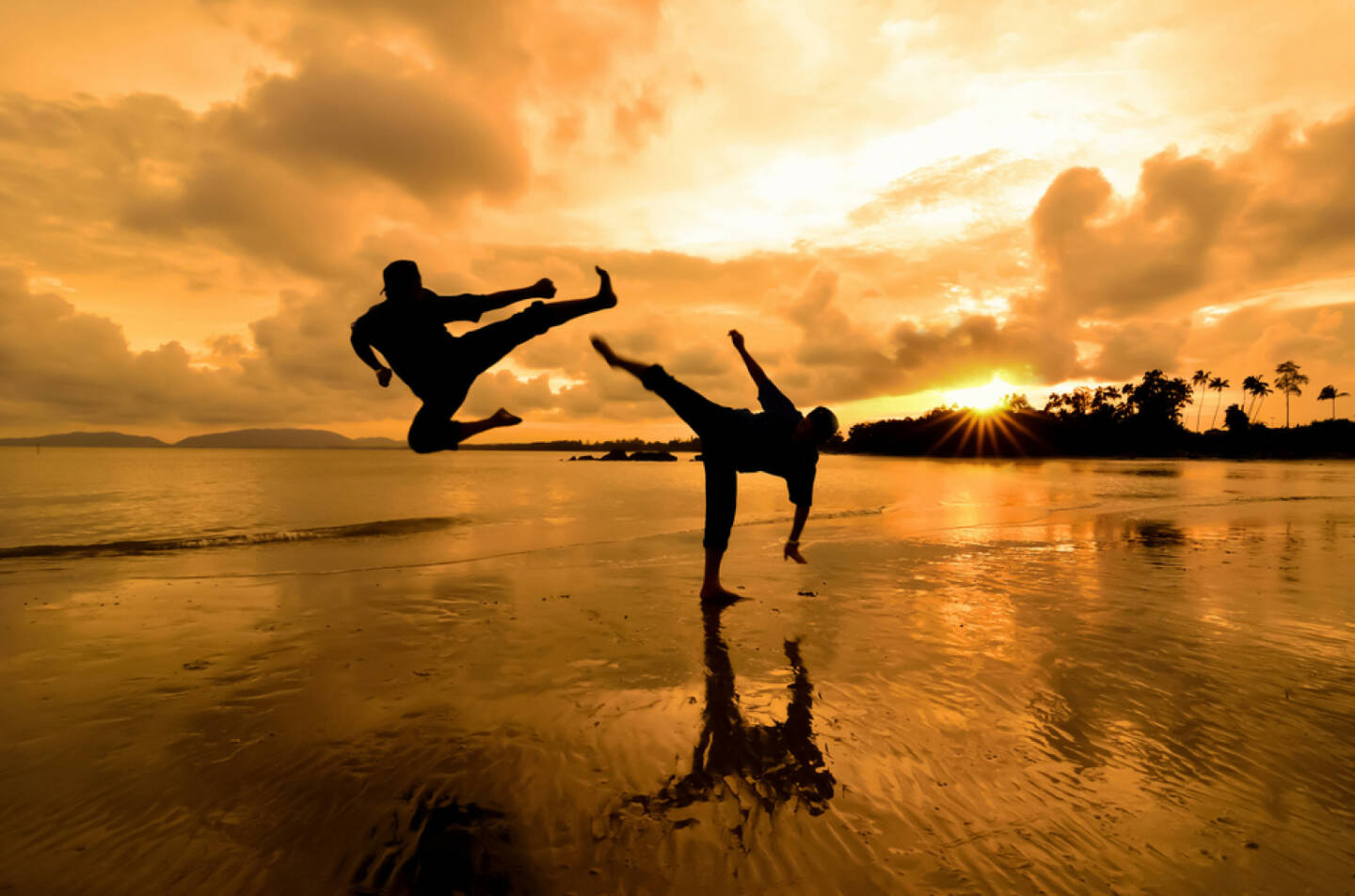 Zweikampf, Wettkampf, Kung Fu, Kickboxen, http://www.shutterstock.com/de/pic-134226827/stock-photo-fighting-an-enemy-near-the-beach-when-the-sun-goes-down.html 