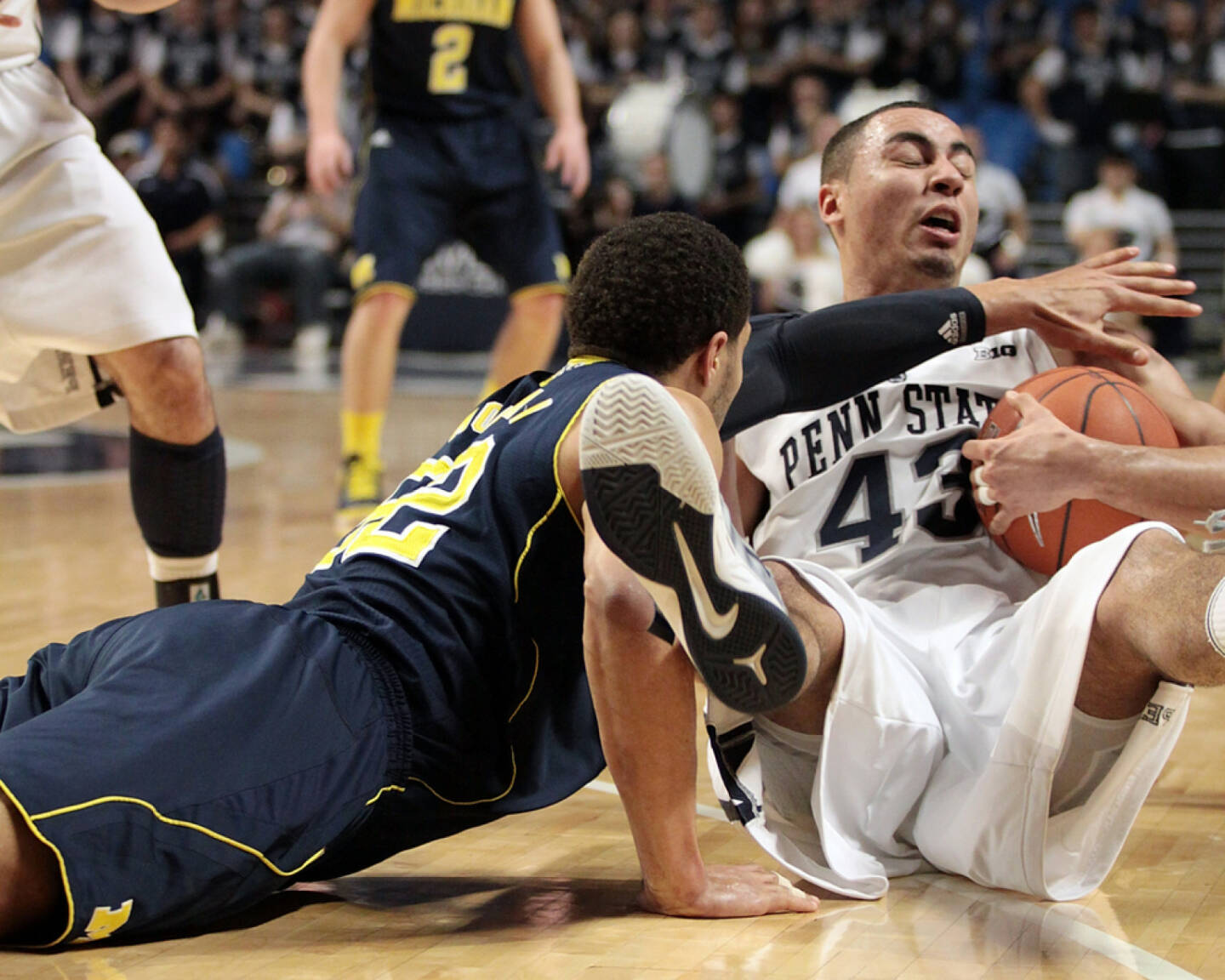 Basketball, Zweikampf, Wettkampf, verloren, am Boden, geschlagen, verloren, <a href=http://www.shutterstock.com/gallery-51819p1.html?cr=00&pl=edit-00>Richard Paul Kane</a> / <a href=http://www.shutterstock.com/?cr=00&pl=edit-00>Shutterstock.com</a> , Richard Paul Kane / Shutterstock.com