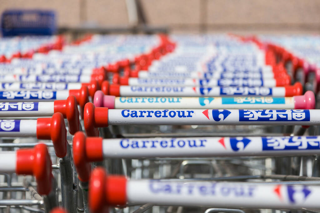 Carrefour, Einkauf, Einkaufswagerl, <a href=http://www.shutterstock.com/gallery-350866p1.html?cr=00&pl=edit-00>06photo</a> / <a href=http://www.shutterstock.com/?cr=00&pl=edit-00>Shutterstock.com</a> (08.07.2014) 