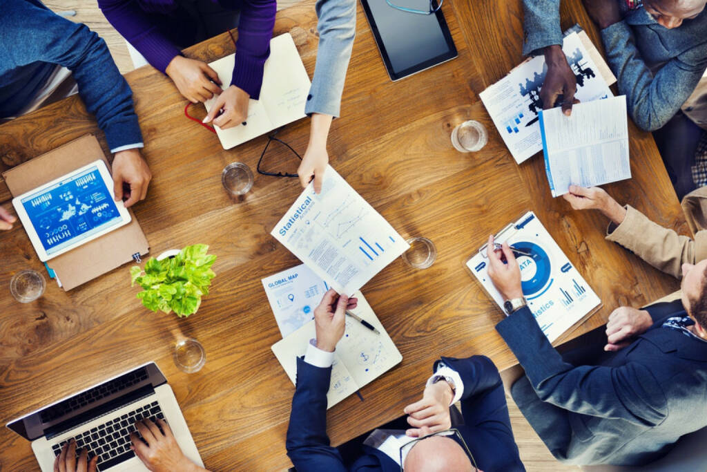 Überblick, Konferenz, Meeting, Besprechung, oben, von oben, Arbeit, http://www.shutterstock.com/de/pic-196379804/stock-photo-group-of-multiethnic-busy-people-working-in-an-office.html  (08.07.2014) 