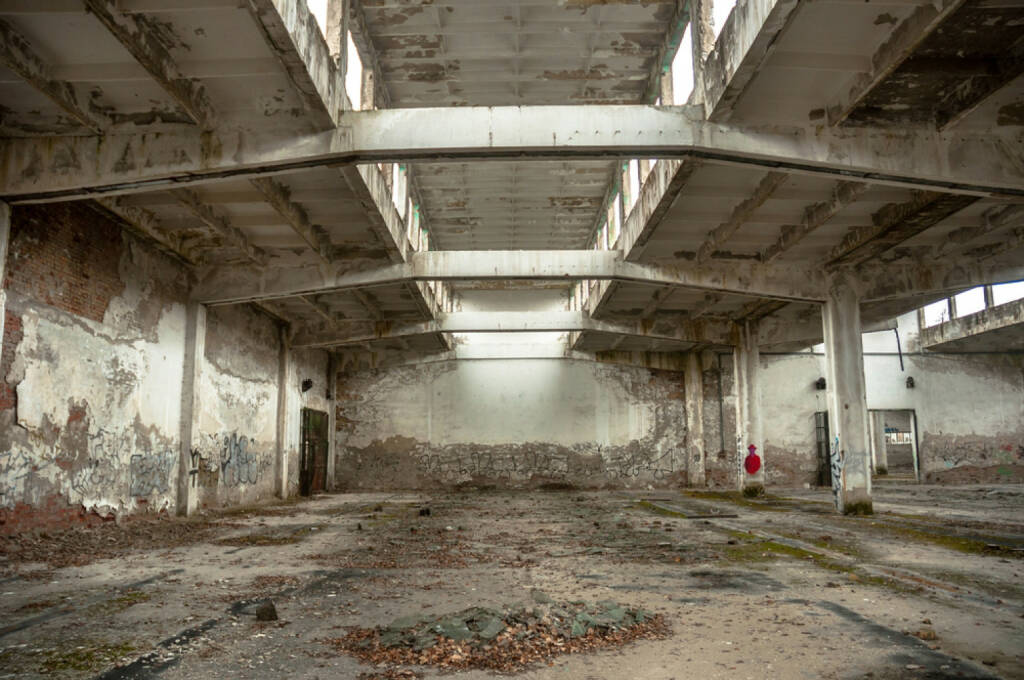 Industrie, Industriegebäude, Gebäude, Fabrik, Lagerhalle, Verfall, leer, http://www.shutterstock.com/de/pic-113110168/stock-photo-industrial-building-interior-in-dark-colors.html , © www.shutterstock.com (08.07.2014) 