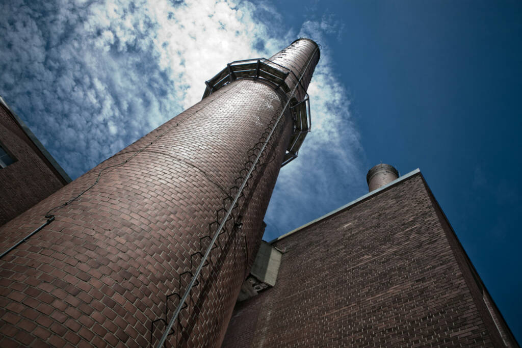 Industrie, Rauchfang, Backstein, Fabrik, Gebäude, http://www.shutterstock.com/de/pic-153115994/stock-photo-very-tall-chimney-with-a-steel-ladder-going-up-there.html , © www.shutterstock.com (08.07.2014) 