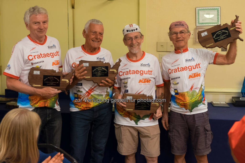 Race Across America 2014: Austroplant gratuliert den Crataegutt Seniors: Herbert Lackner (74), Anton Gierer (78), Josef Schalk (66) und Lothar Färber (66), © Dominik Kiss/dkiss.at (08.07.2014) 