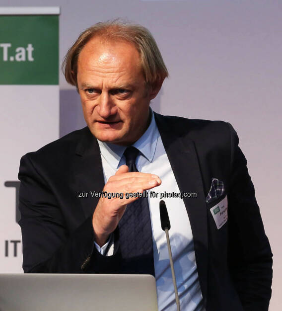 Alois Ferscha vom Institut Pervasive Computing der Johannes Kepler Universität (JKU) Linz leitet seit 2006 das Research Studio „Pervasive Computing Applications“ (PCA) mit dem Auftrag, Forschungsergebnisse mit hohem industriellem Innovationspotenzial zeitnahe in F&E-Kooperationen zu verwerten. Eine neue Kooperationsvereinbarung zwischen der JKU und der Research Studio Austria Forschungsgesellschaft (RSA FG) sichert dem Research Studio für den Zeitraum 2014 und 2015 ein Budget von insgesamt 400.000 Euro, mit dem der Wissenstransfer forciert wird., © Aussendung (09.07.2014)