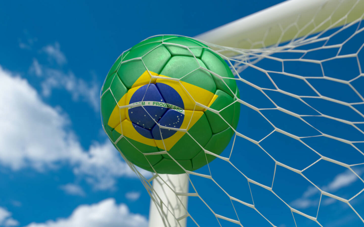 Torschuss, Tor, Fussball, Brasilien, goal, Wettkampf, http://www.shutterstock.com/de/pic-174328103/stock-photo-brazil-flag-and-soccer-ball-football-in-goal-net.html 