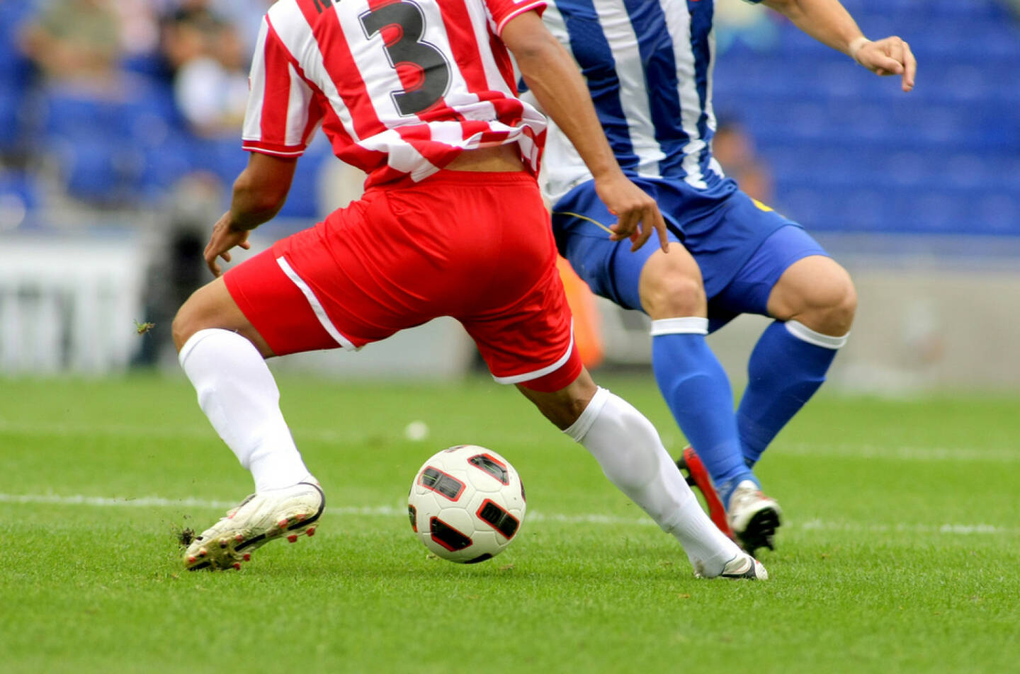Fussball, Wettkampf, Zweikampf, Ball, http://www.shutterstock.com/de/pic-61347604/stock-photo-soccer-player-legs-in-action.html 