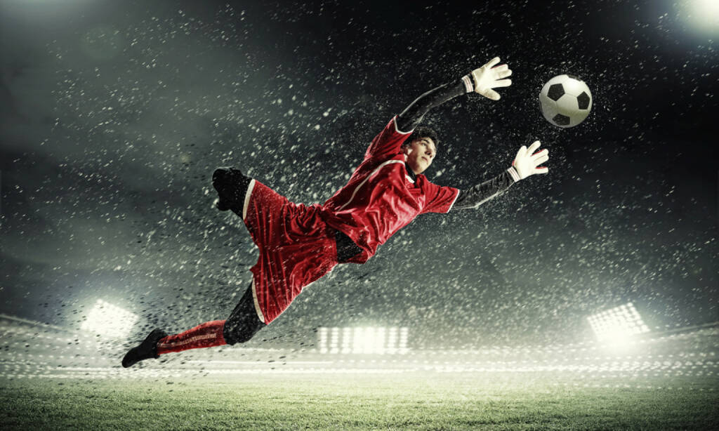 Fussball, Tormann, Wettkampf, Sport, save, halten, aufhalten, stop, Schuss, Torschuss, http://www.shutterstock.com/de/pic-133448789/stock-photo-goalkeeper-catches-the-ball-at-the-stadium-in-the-spotlight.html? , © www.shutterstock.com (09.07.2014) 