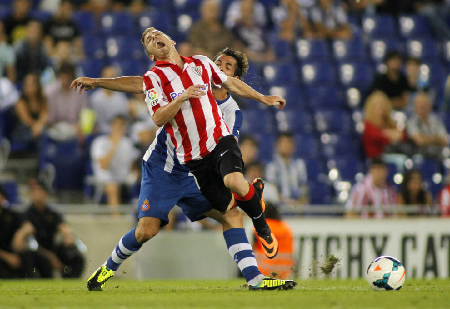 Foul, Fussball, Wettkampf, Sport, unsportlich, Iker Muniain <a href=http://www.shutterstock.com/gallery-224068p1.html?cr=00&pl=edit-00>Maxisport</a> / <a href=http://www.shutterstock.com/?cr=00&pl=edit-00>Shutterstock.com</a>, Maxisport / Shutterstock.com