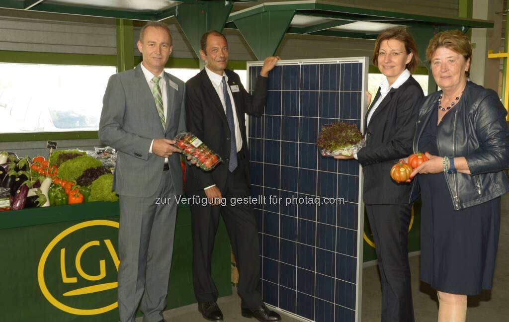 LGV-Frischgemüse und Wien Energie eröffnen zukünftig größtes Aufdach-Bürgersolarkraftwerk Wiens: LWK KDIR und Aufsichtsrat Vorsitzender Robert Fitzthum (li.), LGV-Vorstand Gerald König (2 v.links), Geschäftsführerin Wien Energie Susanna Zapreva, Bezirksvorsteherin Frau Renate Angerer (re.), © Aussender (09.07.2014) 