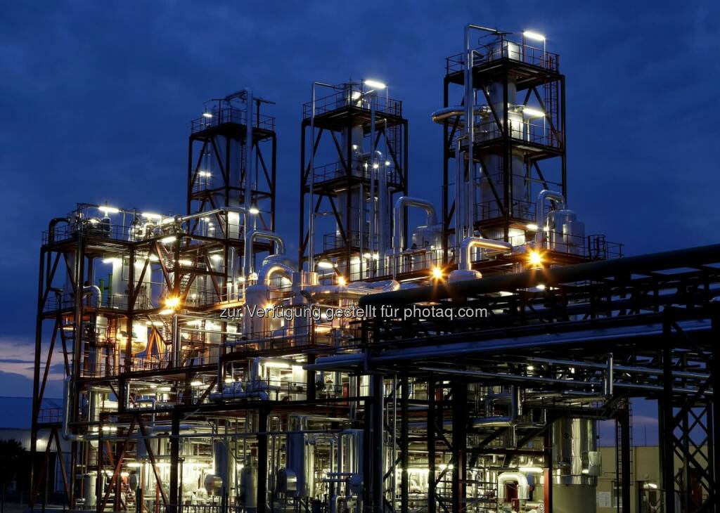 Bioethanolanlage bei Nacht, Agrana (Bild: Hungrana) (10.07.2014)