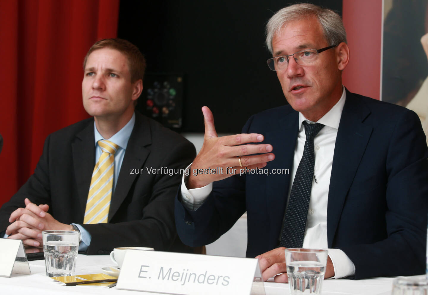 Ernst Meijnders (Novartis Country President, rechts) und Gottfried Haber (Wirtschaftsprofessor): Die direkte und indirekte Wertschöpfung von Novartis in Österreich ist vergleichbar zu ganzen Branchen wie etwa der Textilerzeugung., bisher über zwei Milliarden Euro in Forschung & Entwicklung investiert (Bild: juerg christandl/Novartis)