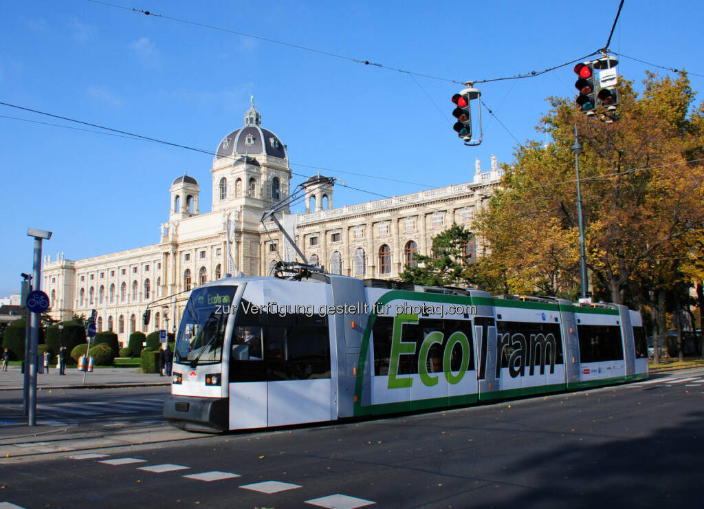 Siemens Ecotram: Bis Mai war die Energiespar-Bim der Wiener Linien im Rahmen des Forschungsprojekts „EcoTram“ auf der Linie 62 unterwegs, mit dem Ziel Energiesparpotenziale bei Heizungs-, Lüftungs- und Klimaanlagen von Niederflurstraßenbahnen festzustellen. Rund 4.200 Kilowattstunden beziehungsweise mehr als 13 Prozent Energie sparte die EcoTram beim Lüften, Heizen und Kühlen in diesem Zeitraum ein. Naturhistorisches Museum (Bild: Siemens) (10.07.2014) 