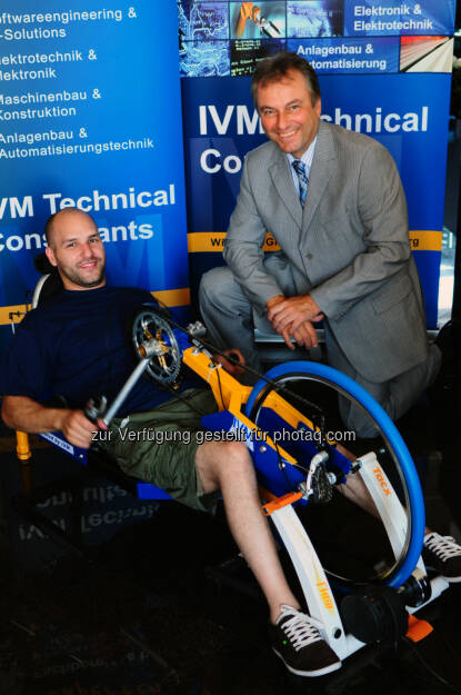 IVM Mitarbeiter entwickelt innovativen Handbike-Hometrainer: Thomas Ivic und IVM CEO Walter Hanus mit dem Handbike-Hometrainer, © Aussendung (10.07.2014) 