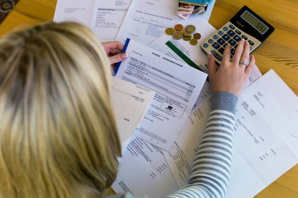 Taschenrechner, Rechnungen, zahlen, bezahlen, Kredit, Pleite, Ausgaben, Budget, rechnen, Belastung, Inflation, bankrott, http://www.shutterstock.com/de/pic-156983201/stock-photo-a-woman-with-unpaid-bills-has-many-debts-unemployment-and-personal-bankruptcy.html  (Bild: shutterstock.com) (10.07.2014) 