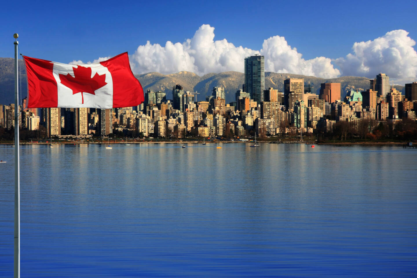 Vancouver, British Columbia, Kanada, Flagge, Fahne, http://www.shutterstock.com/de/pic-119379478/stock-photo-canadian-flag-in-front-of-the-beautiful-city-of-vancouver-canada.html 