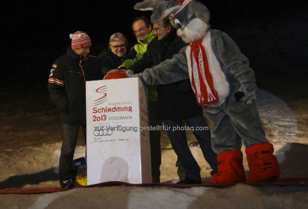 vl.n.r.: ÖSV Präsident Prof. Peter Schröcksnadel, Wolfgang Eder, Vorstandsvorsitzender der voestalpine AG, Georg Bliem, Geschäftsführer Planai, ÖSV Generalsekretär Dr. Klaus Leistner, Hopsi - voestalpine skygate für die FIS Alpine Ski WM Schladming 2013 eröffnet (c) voestalpine-Aussendung (10.01.2013) 