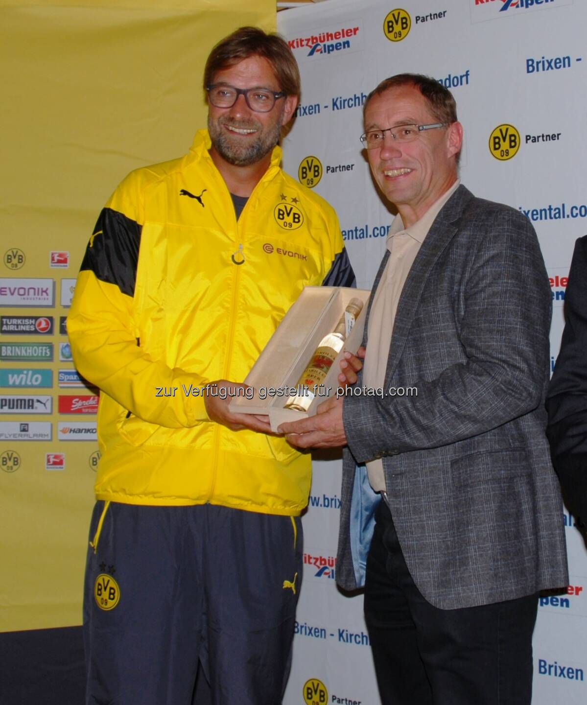 Tourismusregion Kitzbüheler Alpen - Brixental verlängert die Kooperation mit Borussia Dortmund: Geschenkübergabe Erber Schnaps von Max Salcher an BVB Trainer Jürgen Klopp