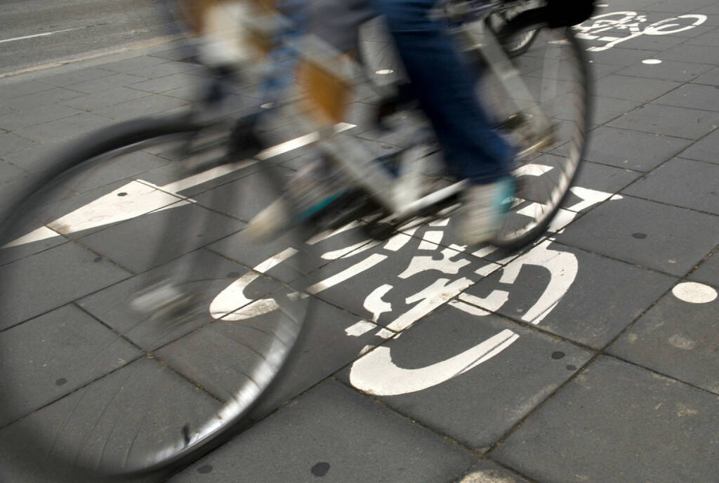 Radweg, Fahrrad, Radfahrer, http://www.shutterstock.com/de/pic-51384271/stock-photo-speedy-cyclist-commuting-on-an-urban-cycleway.html , © (www.shutterstock.com) (11.07.2014) 