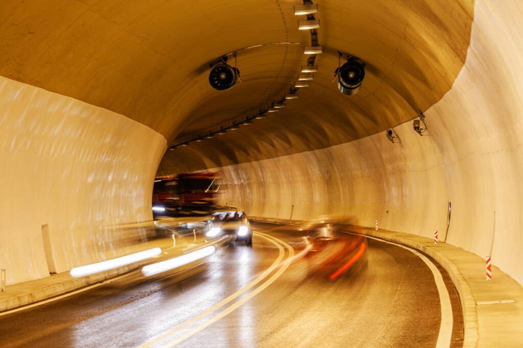 Tunnel, Autobahn, Auto, Fahrzeug, Tunnelblick, Straße, http://www.shutterstock.com/de/pic-193494665/stock-photo-tunnel-with-lights-and-moving-cars.html? , © (www.shutterstock.com) (11.07.2014) 