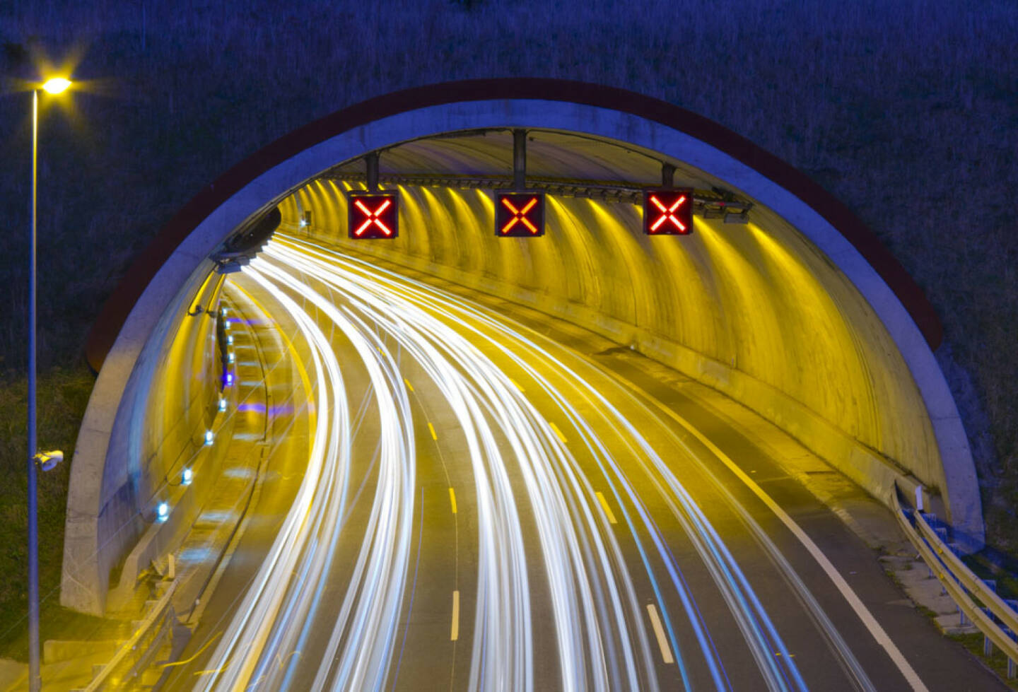Autobahn, Tunnel, Straße, Tunnelblick, fahren, vorwärts, Nacht, Licht, http://www.shutterstock.com/de/pic-167753477/stock-photo-motorway-a-e-at-night-in-passing-through-renteria.html 