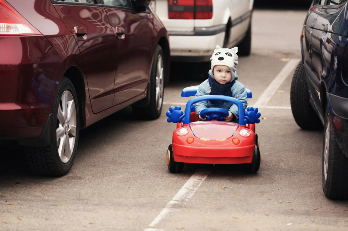 Parkplatz, parken, Kind, Bub, Wolf, Auto, Cabrio, http://www.shutterstock.com/de/pic-167732021/stock-photo-cute-little-boy-on-parking.html 