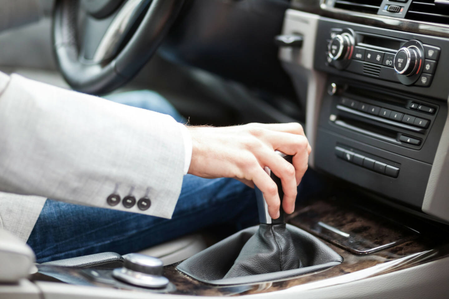 schalten, umschalten, Auto, fahren, vorwärts, http://www.shutterstock.com/de/pic-129380858/stock-photo-man-driving-his-car.html 