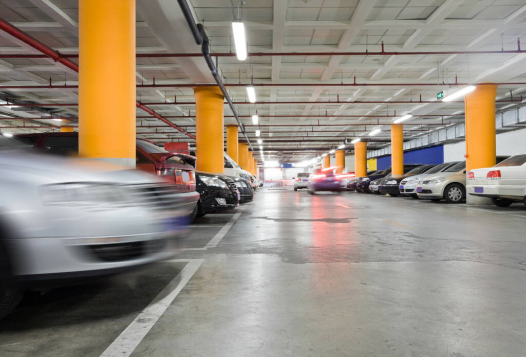 Parkhaus, Parkgarage, Garage, parken, Auto, http://www.shutterstock.com/de/pic-77849902/stock-photo-the-shined-underground-garage-with-the-moving-cars-and-parked-cars.html , © (www.shutterstock.com) (11.07.2014) 