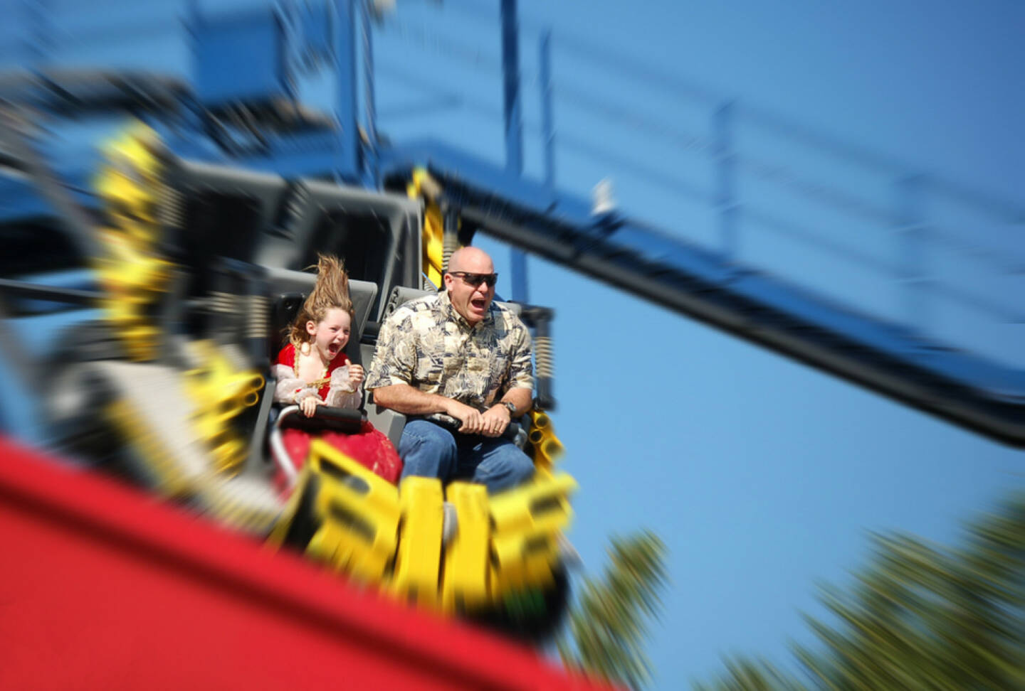 Achterbahn, fahren, Angst, Schrecken, Schrei, Freude, Spass, auf und ab, http://www.shutterstock.com/de/pic-9806476/stock-photo-father-and-daughter-having-fun-on-rollercoaster.html 