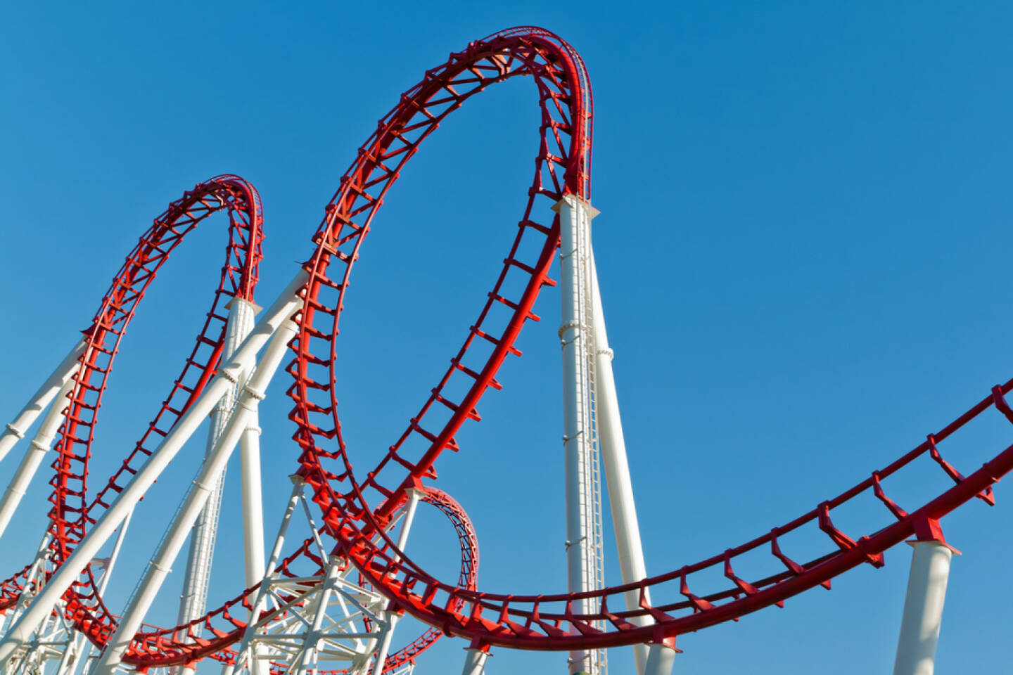 Achterbahn, Looping, auf und ab, Schleife, schnell, Talfahrt, Bergfahrt, Berg- und Talfahrt, abwärts, aufwärts, http://www.shutterstock.com/de/pic-97819241/stock-photo-the-loops-of-a-scaring-roller-coaster.html? 