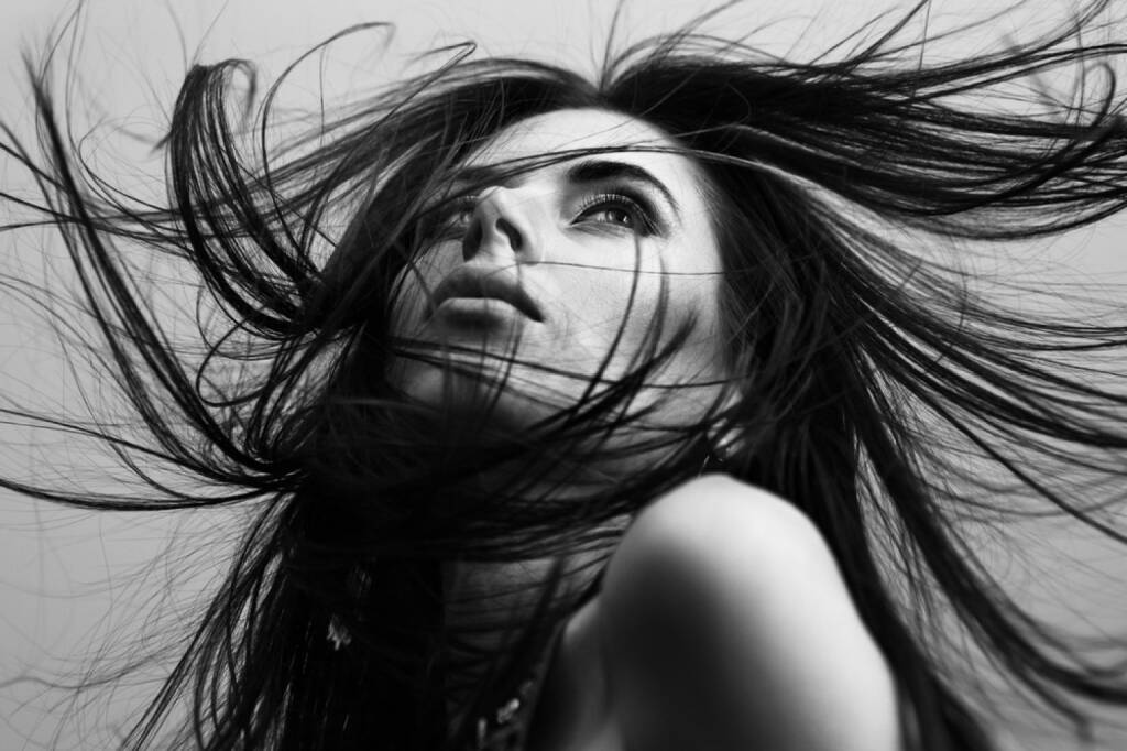 stürmisch, Sturm, turbulent, Chaos, http://www.shutterstock.com/de/pic-149736302/stock-photo-portrait-of-a-beautiful-fashionable-young-girl-with-flying-hair.html , © (www.shutterstock.com) (11.07.2014) 