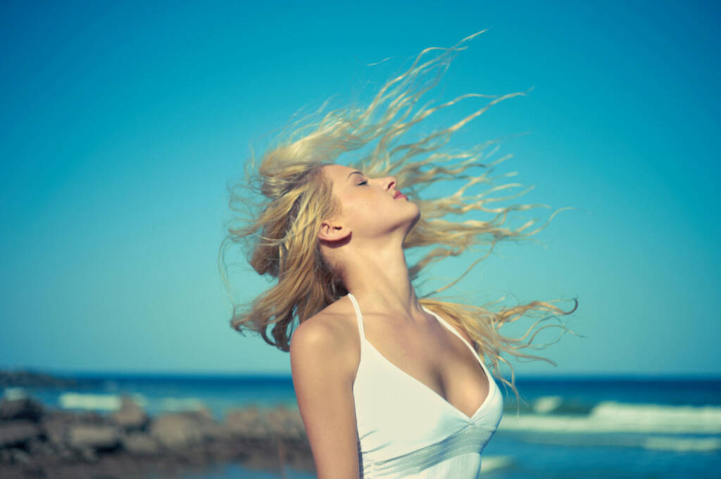 Rückenwind, Wind, Sonne, Meer, Strand, Genuss, http://www.shutterstock.com/de/pic-95597740/stock-photo-photo-of-beautiful-young-blonde-at-blue-sea.html , © (www.shutterstock.com) (11.07.2014) 