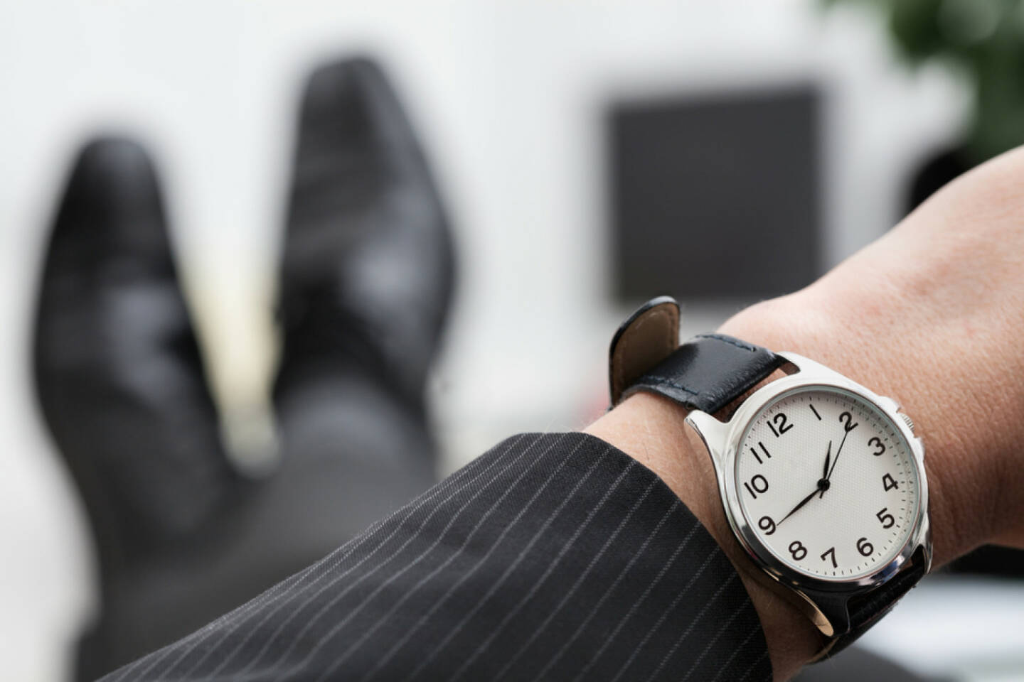 Uhr, Armbanduhr, Zeit, spät, früh, warten, Geduld, Ungeduld, http://www.shutterstock.com/de/pic-188732657/stock-photo-relaxed-businessman-waiting-to-the-end-of-work.html (Bild: shutterstock.com)