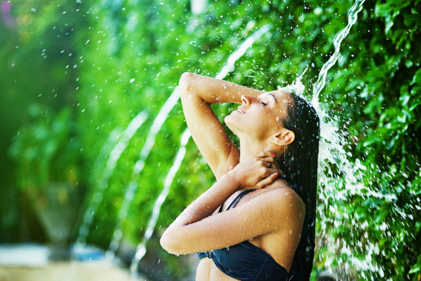 Abkühlung, Frau, Wasser, Genuss, Erfrischung, http://www.shutterstock.com/de/pic-153294050/stock-photo-woman-having-shower-under-tropical-waterfall-bali.html (Bild: shutterstock.com)