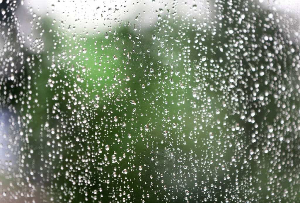 Regen, Regentropfen, Wasser, Abkühlung, http://www.shutterstock.com/de/pic-198052550/stock-photo-rain-water-drops-on-window-glass.html (Bild: shutterstock.com) (12.07.2014) 