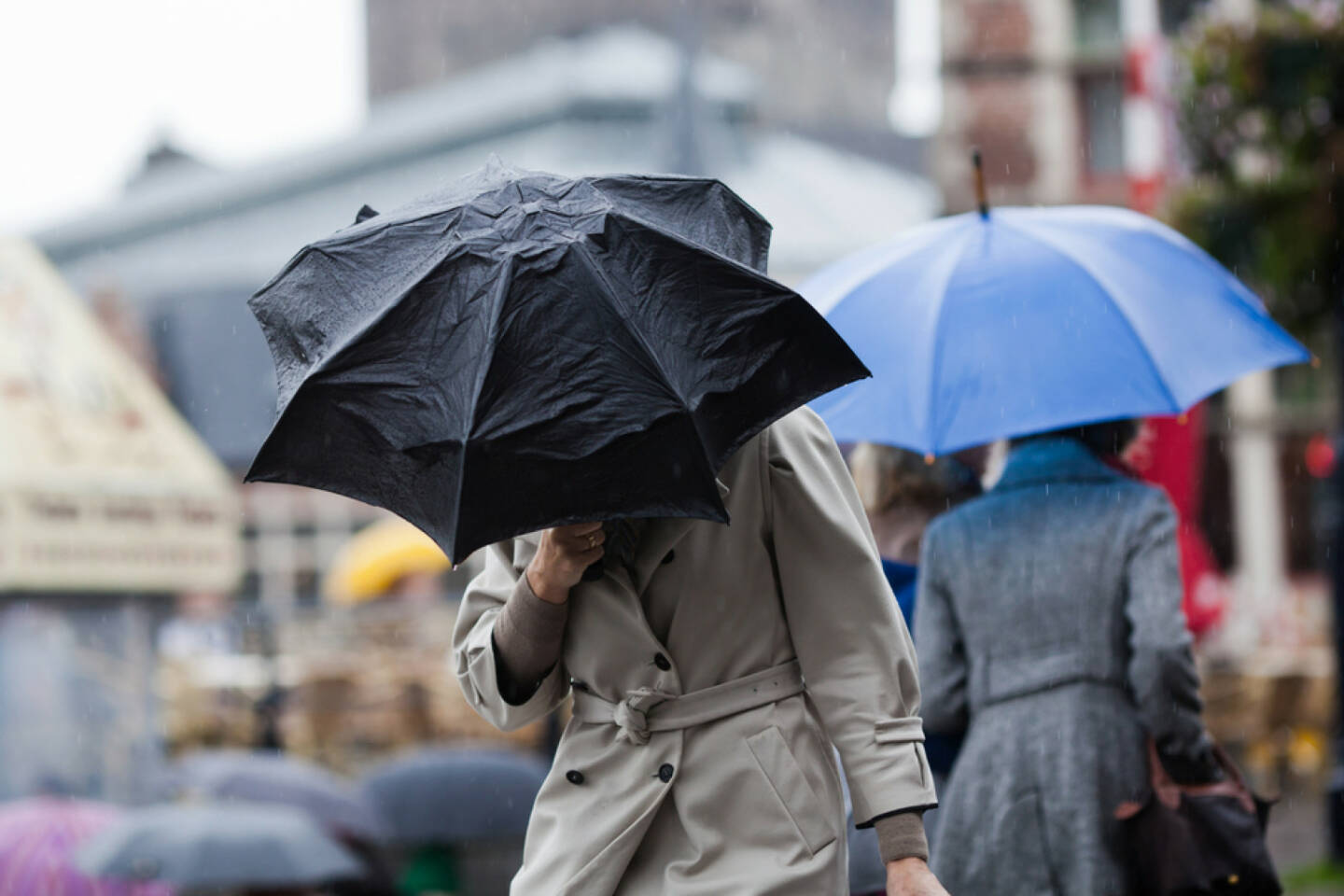 Regenschirm, Regen, Sturm, kalt, Wasser, nass, Gegenwind, http://www.shutterstock.com/de/pic-116020573/stock-photo-people-walking-with-umbrellas-in-the-rainy-city.html (Bild: shutterstock.com)