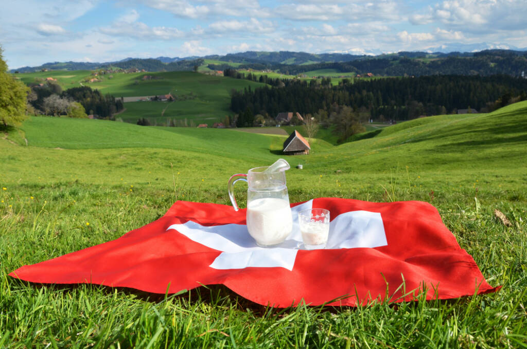 Schweiz, Frühstück, Milch, Fahne, Flagge, Alm, http://www.shutterstock.com/de/pic-188405348/stock-photo-jug-of-milk-on-the-swiss-flag-emmental-switzerland.html , © www.shutterstock.com (12.07.2014) 