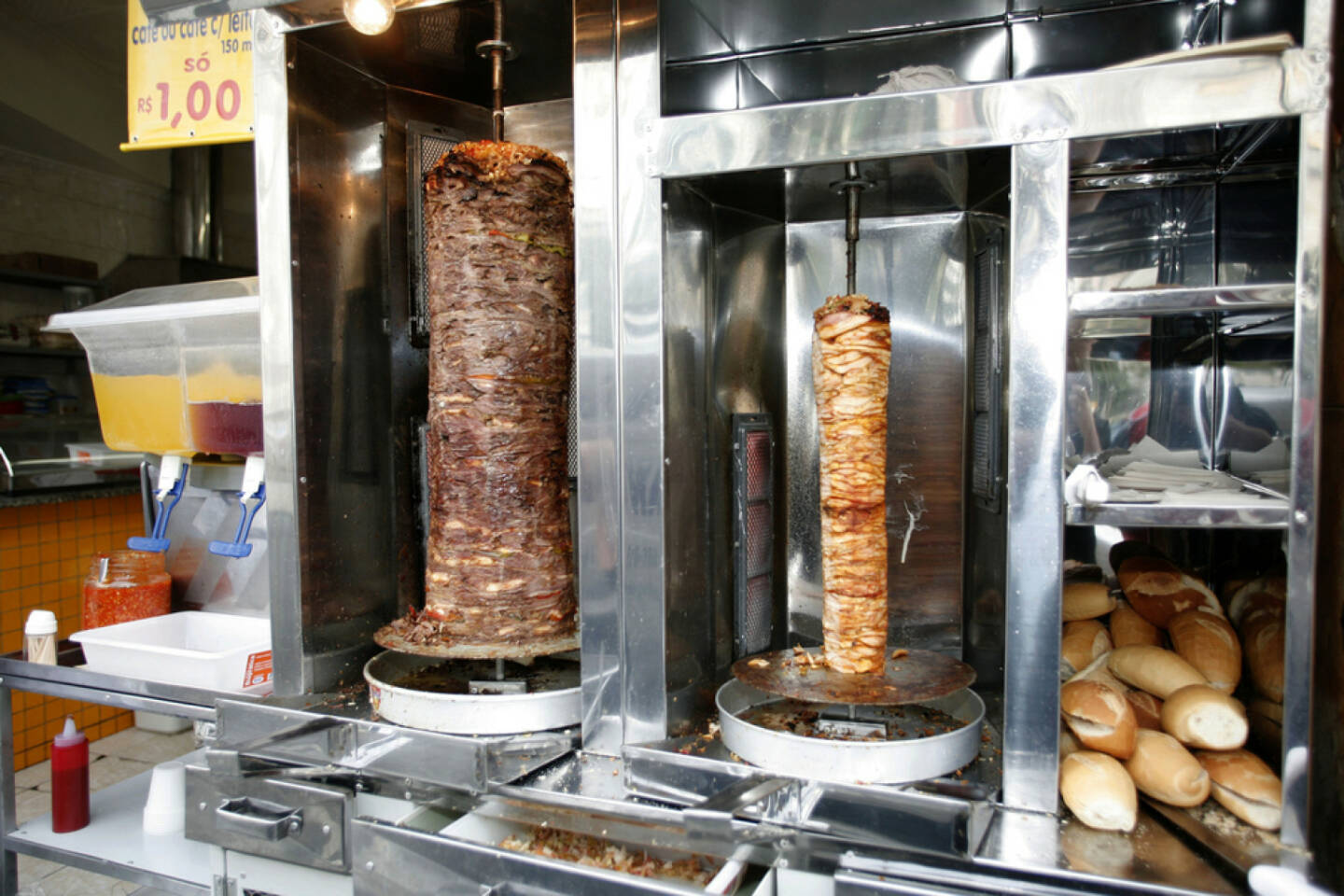 Kebap, Türkei, Döner, fleisch, food, http://www.shutterstock.com/de/pic-92450302/stock-photo-doner-kebab-sale-in-street.html 