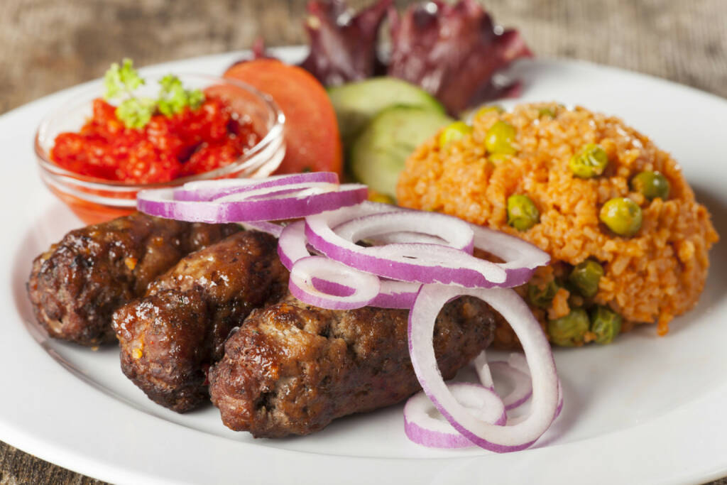 Cevapcici, Balkan, Faschiertes, Zwiebel, scharf, http://www.shutterstock.com/de/pic-166014854/stock-photo-cevapcici-with-rice-and-salad.html , © www.shutterstock.com (12.07.2014) 