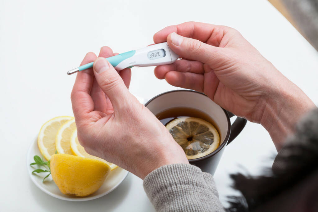 schwach, krank, Fieber, Grippe, Thermometer, Tee, Zitrone, http://www.shutterstock.com/de/pic-160644377/stock-photo-sick-person-who-is-looking-at-thermometer-and-drinking-hot-tea-with-lemon.html , © (www.shutterstock.com) (13.07.2014) 