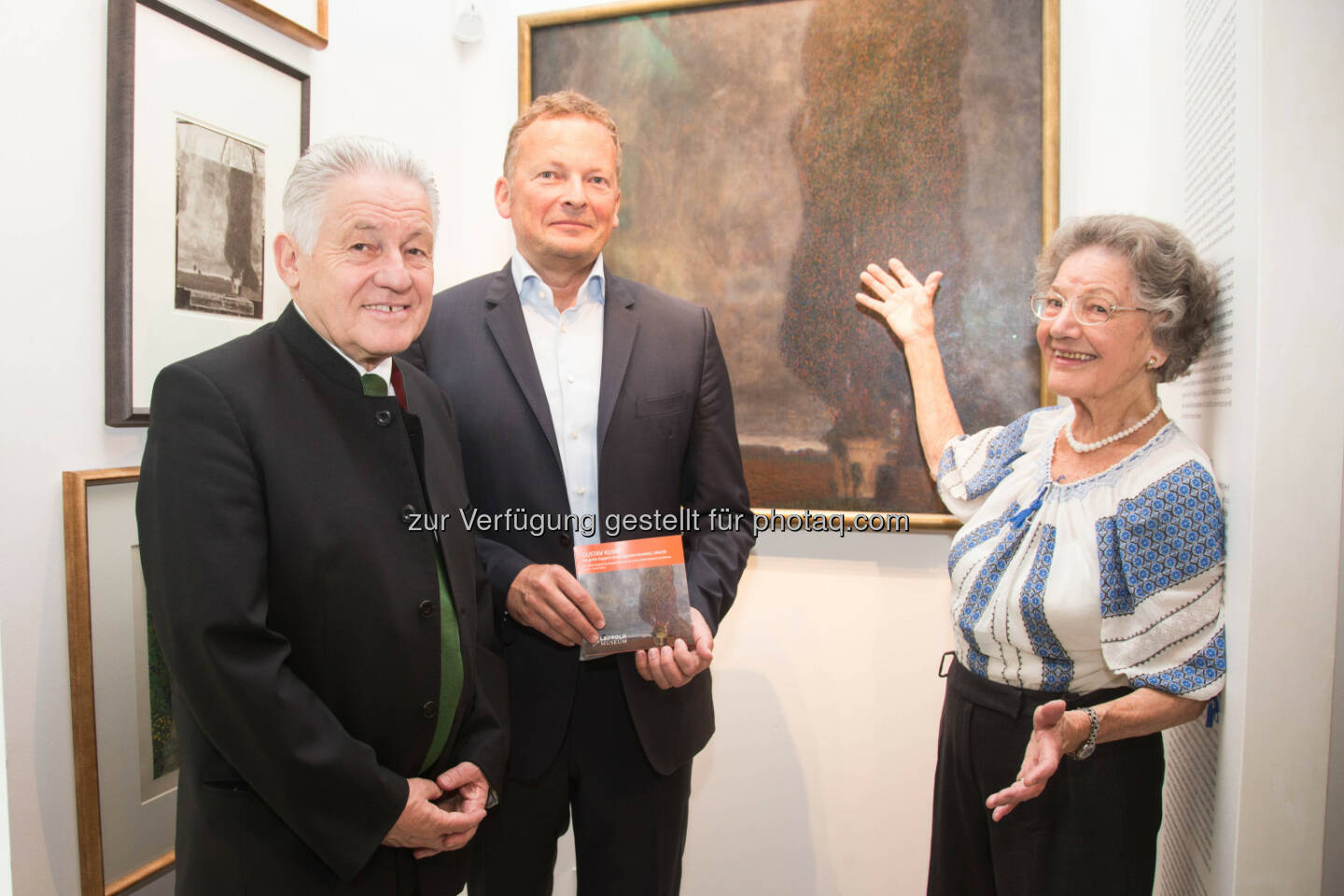 Leopold Museum zeigt Klimt-Meisterwerk am Attersee: Klimt Gemälde Präsentation im Gustav Klimt-Zentrum am Attersee 12.07.2014 Josef Pühringer, Landeshauptmann, Peter Weinhäupl, Managing Director, Leopold Museum und Elisabeth Leopold, Vorstandsmitglied, Leopold Museum-Privatstiftung