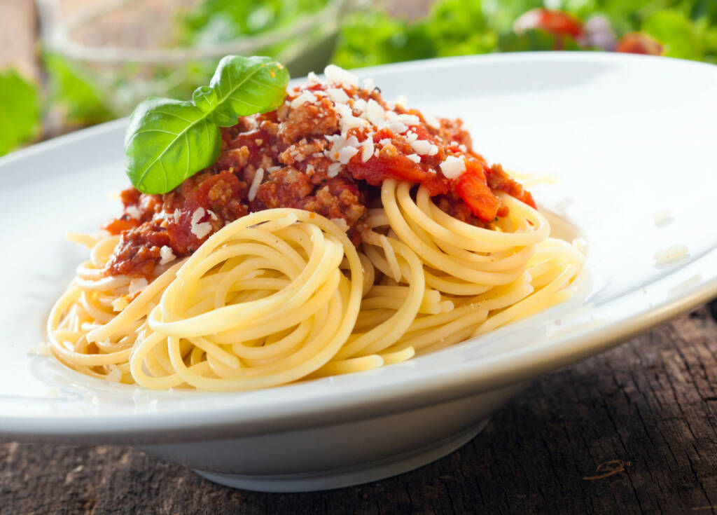Spaghetti, Bolognese, Nudeln, food, Italien, http://www.shutterstock.com/de/pic-150165863/stock-photo-low-angle-view-of-a-serving-of-italian-spaghetti-with-a-meat-based-bolognese-or-bolognaise-sauce.html , © www.shutterstock.com (13.07.2014) 