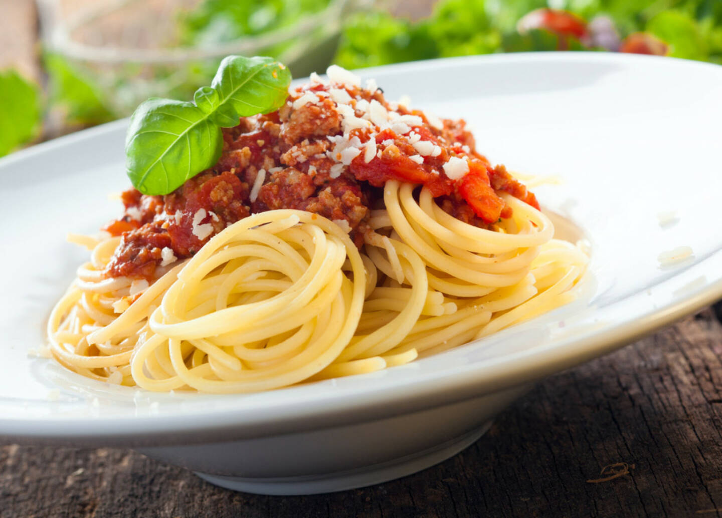 Spaghetti, Bolognese, Nudeln, food, Italien, http://www.shutterstock.com/de/pic-150165863/stock-photo-low-angle-view-of-a-serving-of-italian-spaghetti-with-a-meat-based-bolognese-or-bolognaise-sauce.html 